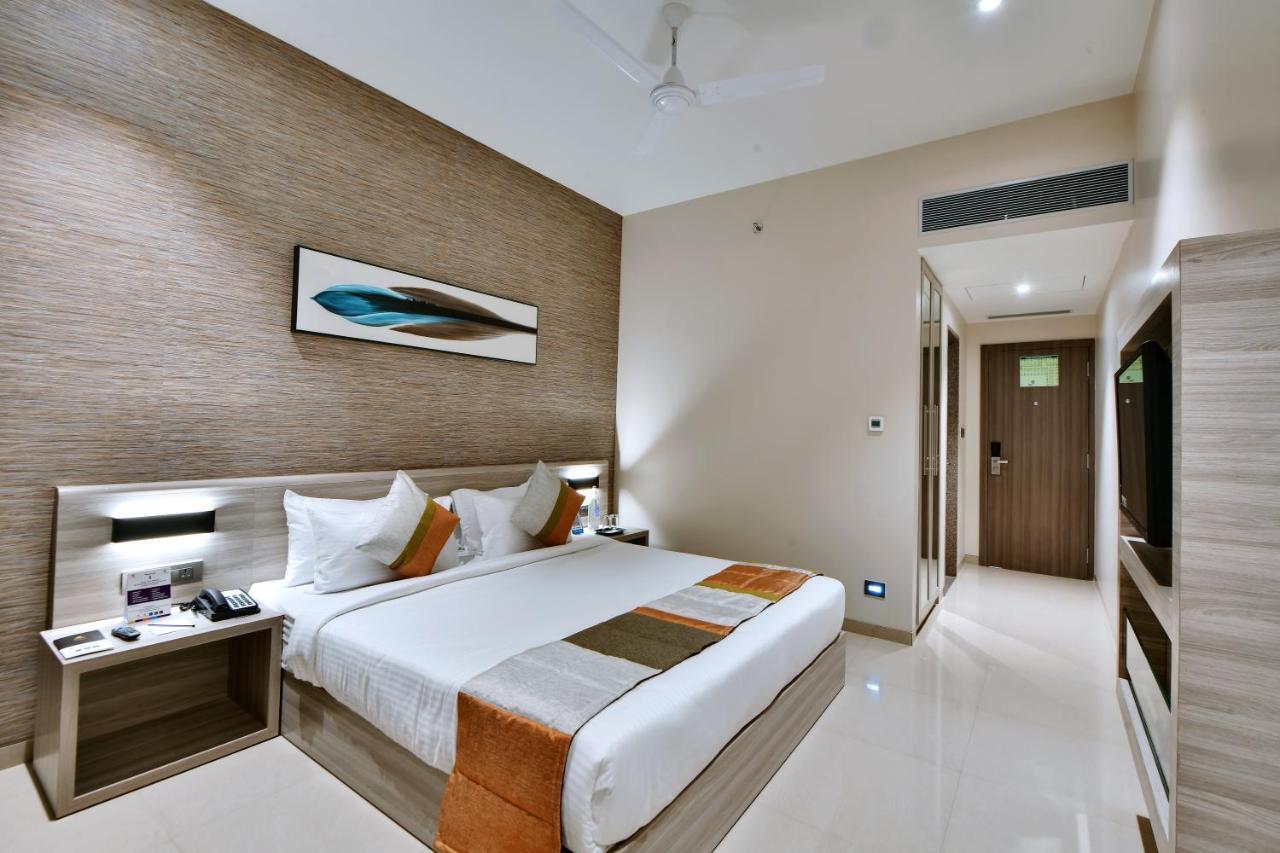 Click Hotel Pithampur Mhow エクステリア 写真