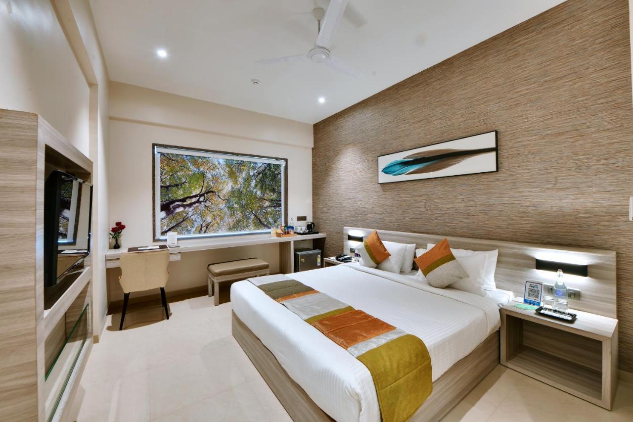 Click Hotel Pithampur Mhow エクステリア 写真