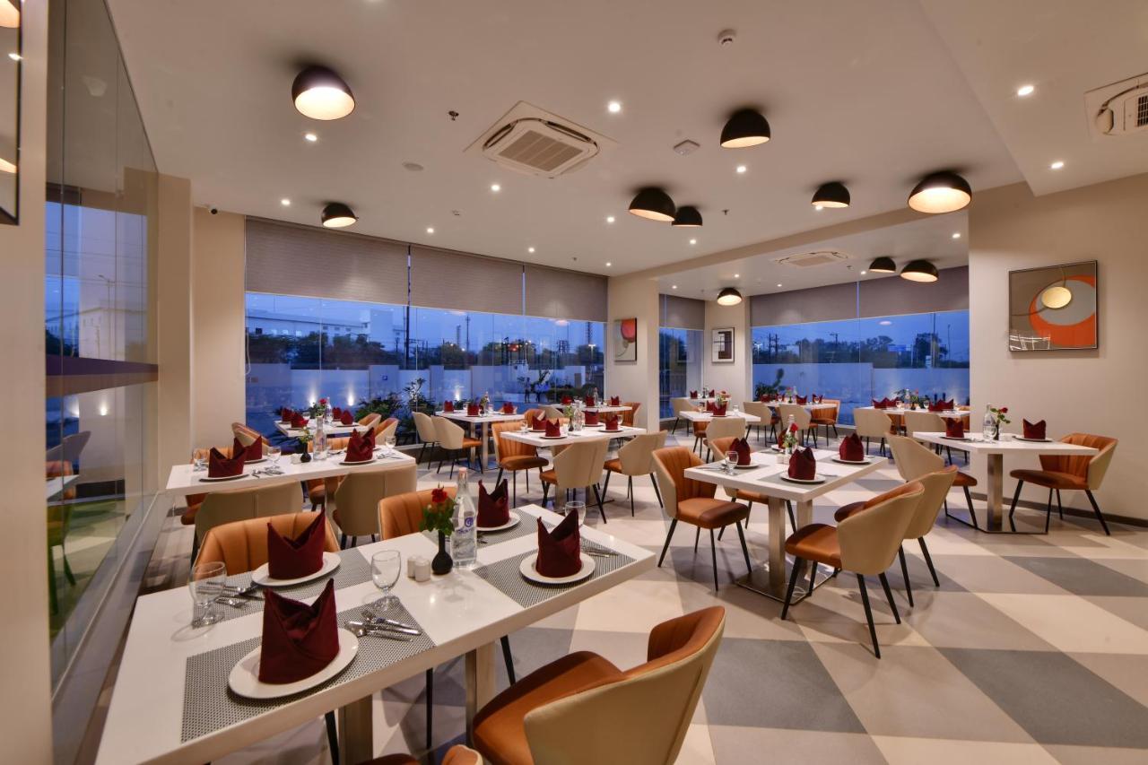 Click Hotel Pithampur Mhow エクステリア 写真