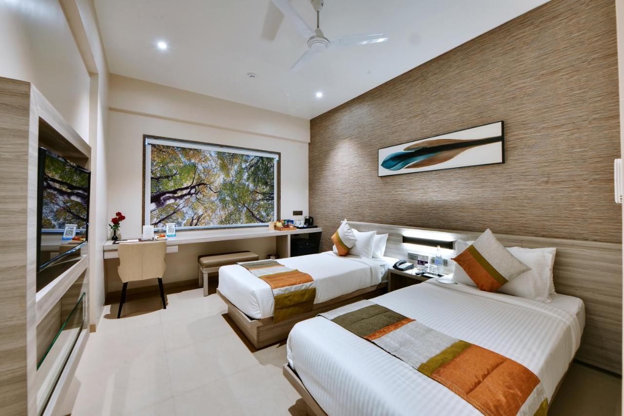 Click Hotel Pithampur Mhow エクステリア 写真