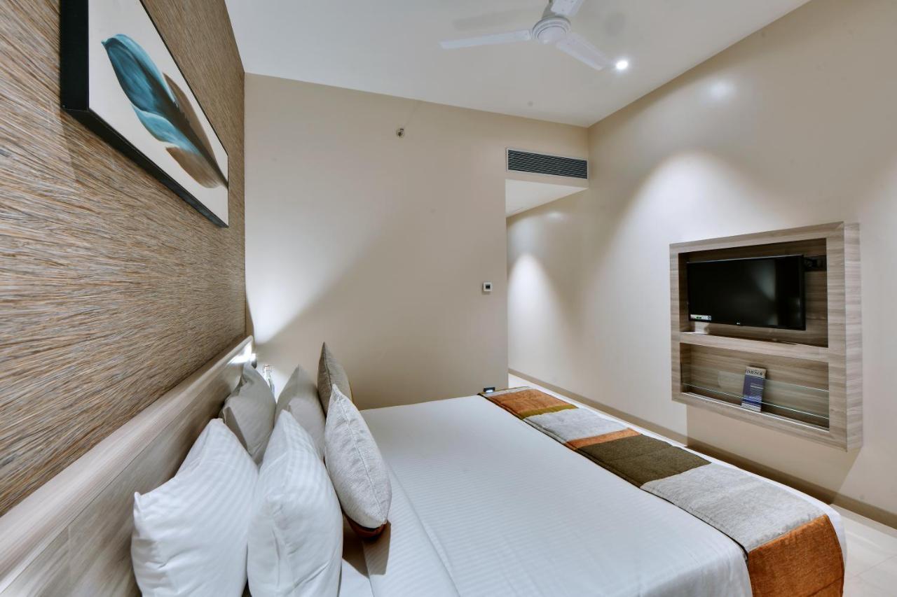 Click Hotel Pithampur Mhow エクステリア 写真